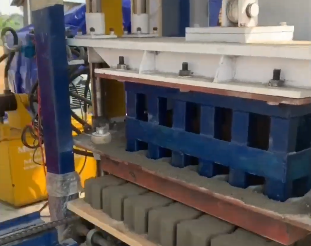 Concrete block machine