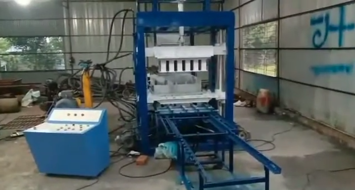 FULL AUTOMATIC CONCRETE BLOCK MACHINE .